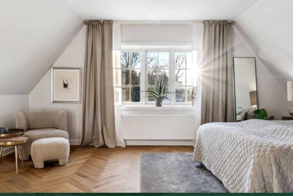 Huge In Hellerup With A Large Garden - Very Close To Villaer