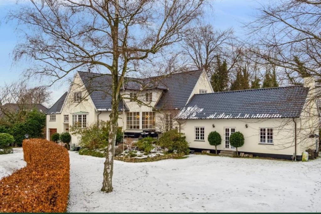 Huge In Hellerup With A Large Garden - Very Close To København