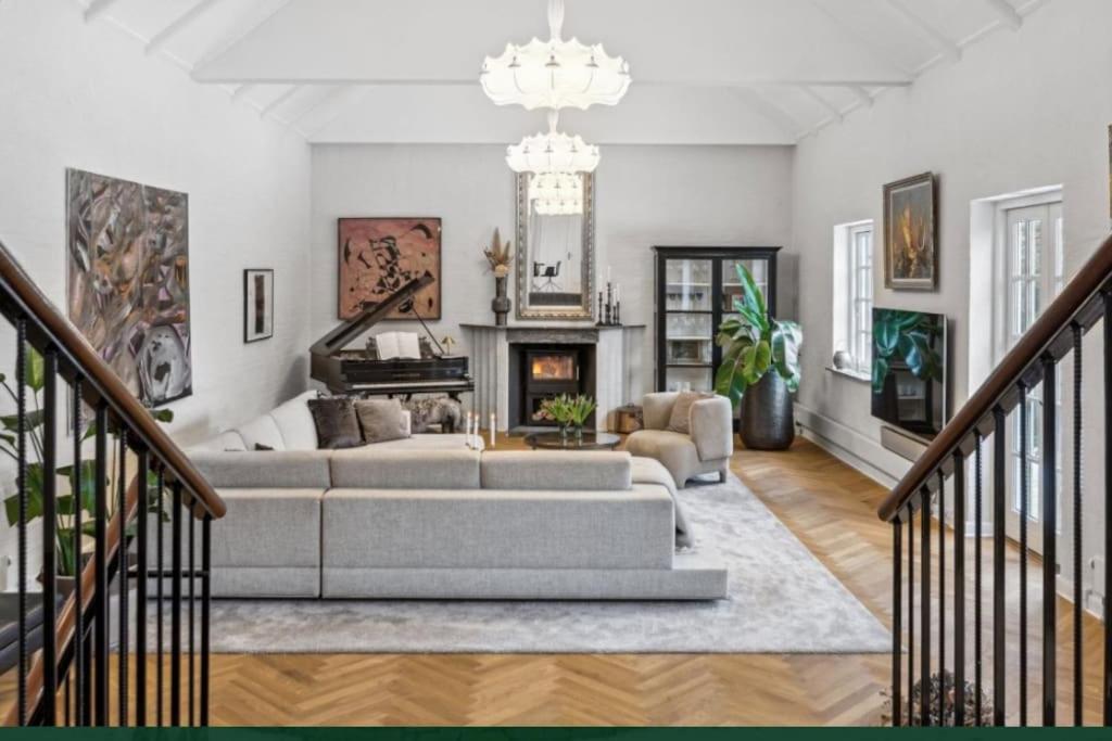 Huge In Hellerup With A Large Garden - Very Close To Villaer