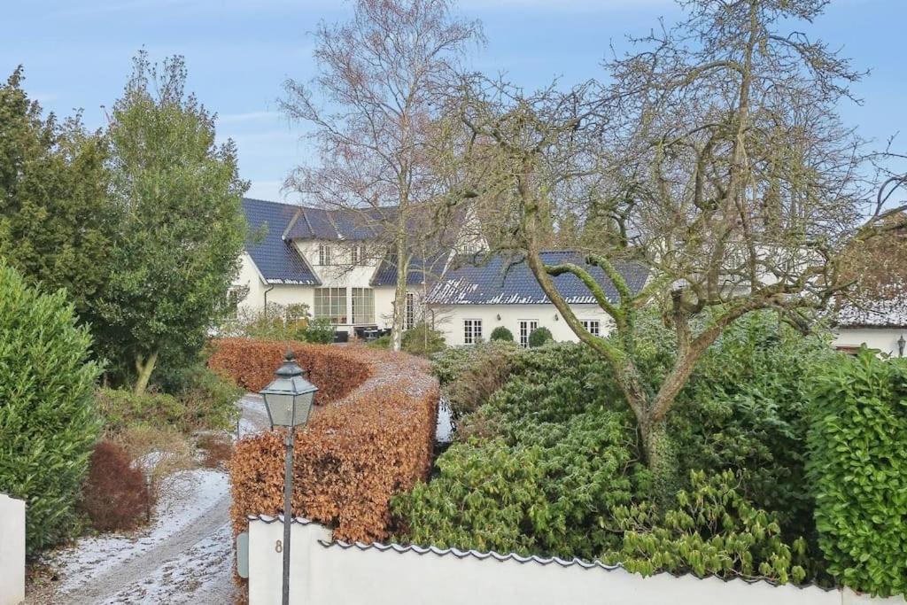 Villaer Huge In Hellerup With A Large Garden - Very Close To
