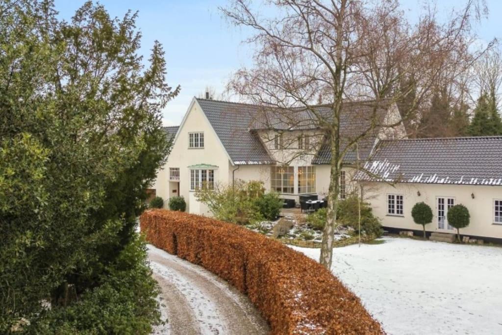 Huge In Hellerup With A Large Garden - Very Close To Villaer *